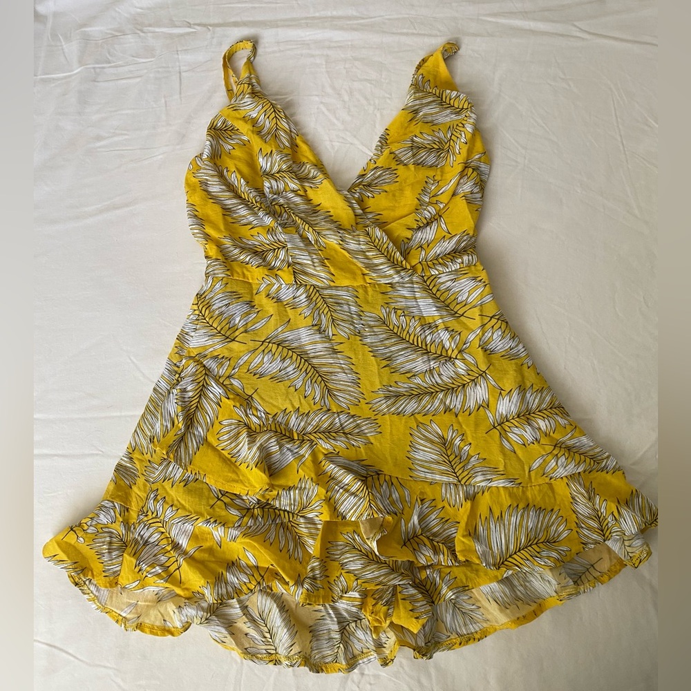 L'ATISTE By Amy Yellow Leaf Pattern Ruffled Romper